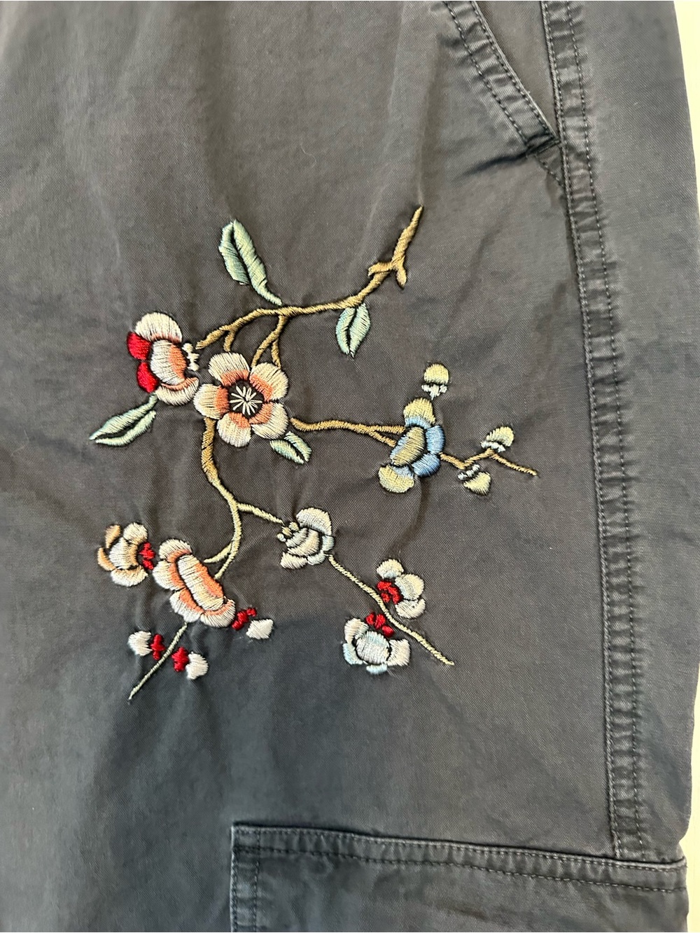 Sundance GORGEOUS EMBROIDERED gray cargo pants for women. Size 6 - Picture 3 of 7